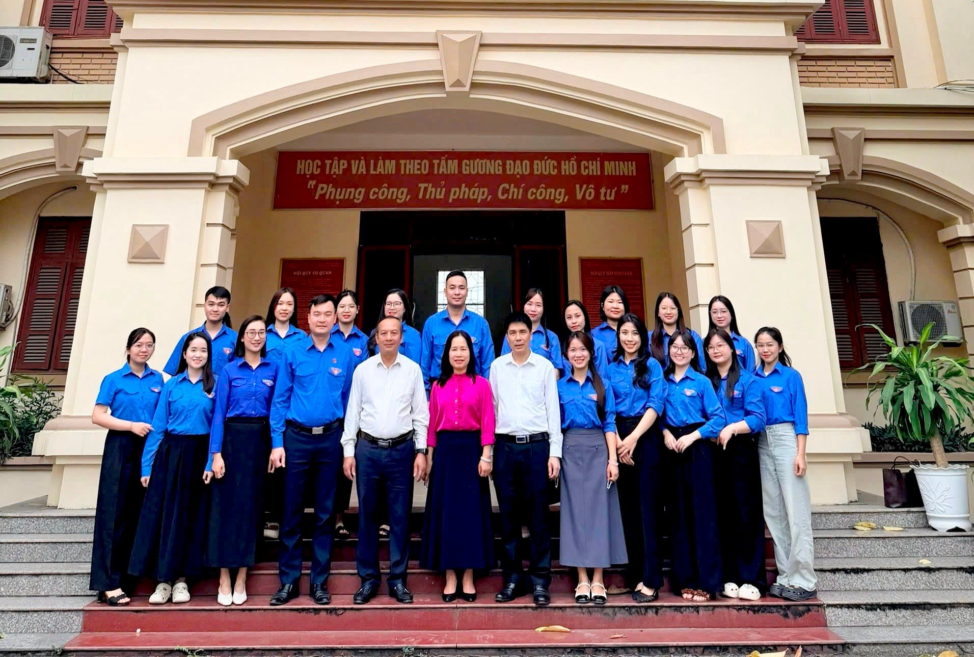 lanh-dao-tinh-chup-anh-luu-niem.jpg