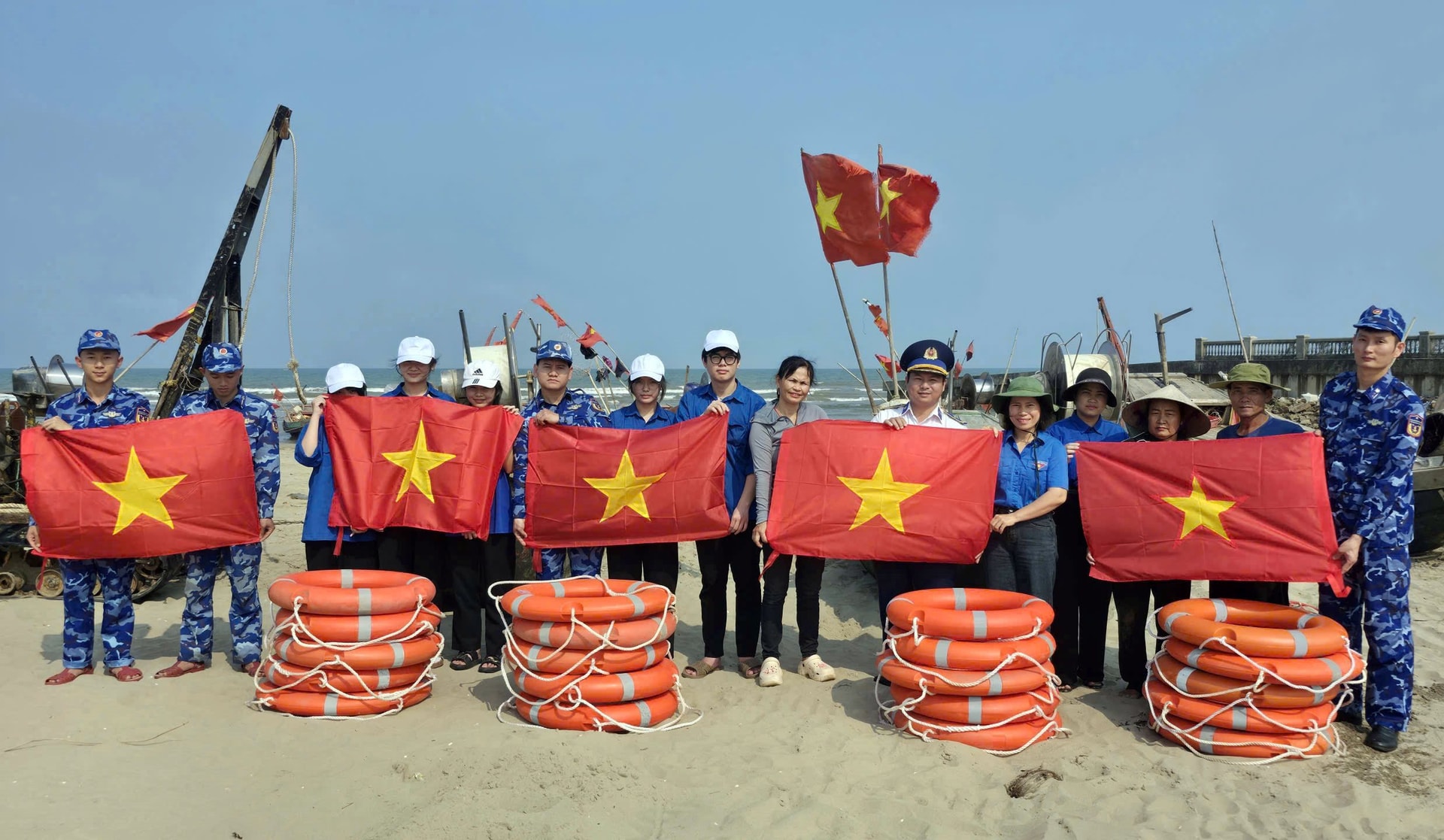 tang-co-to-quoc-phao-cho-ba-con-ngu-dan.jpg