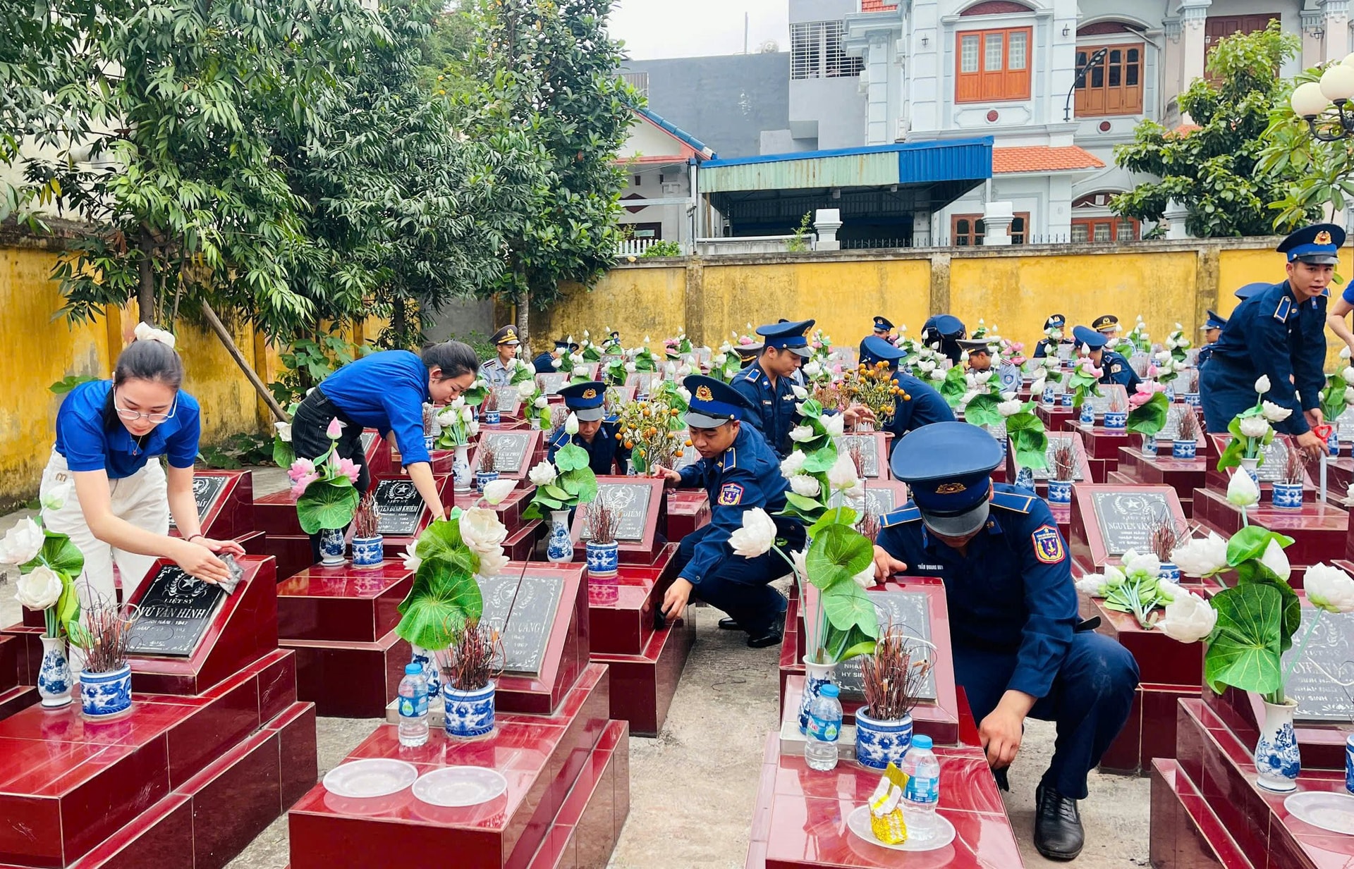 tuoi-tre-btl-vung-csb1-phoi-hop-doan-phuong-dong-hai-hai-phong-chinh-trang-nghia-trang-liet-si.jpg