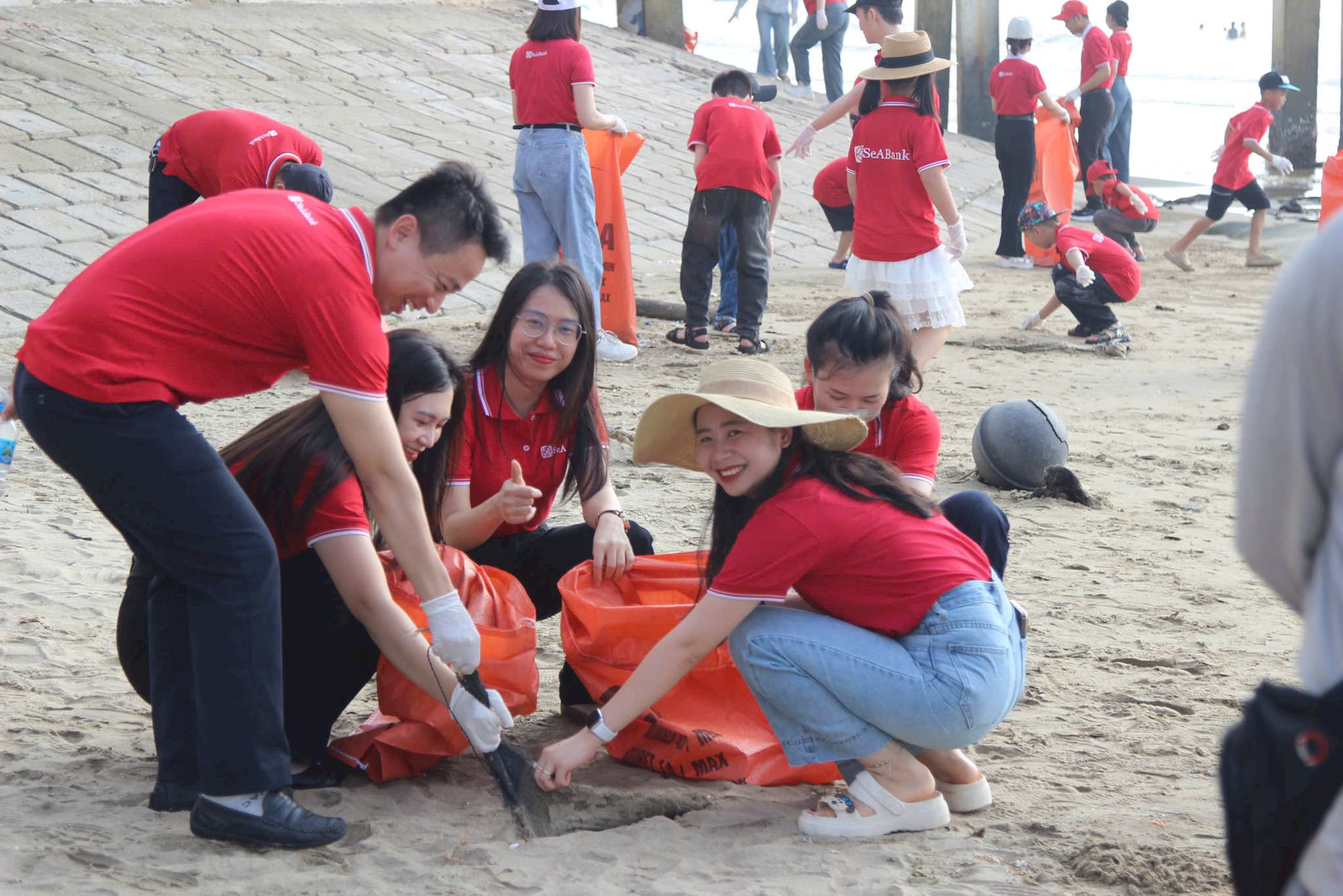 anh-3-cbnv-seabank-lam-sach-bo-bien-nham-lan-toa-loi-song-xanh-toi-cong-dong.jpg