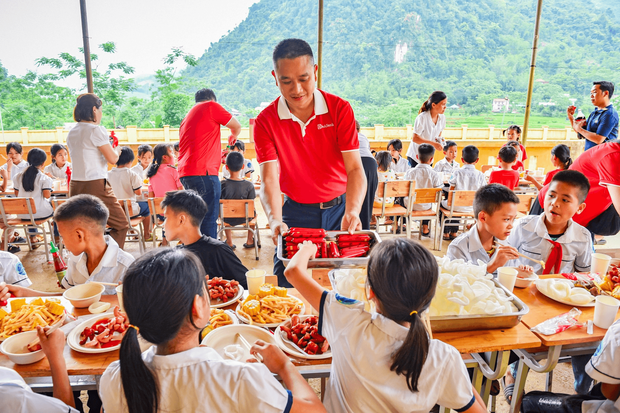 anh-4-hoat-dong-nau-an-cho-em-buffet-0-dong-nhan-duoc-su-huong-ung-tich-cuc-tu-cac-em-hoc-sinh.png