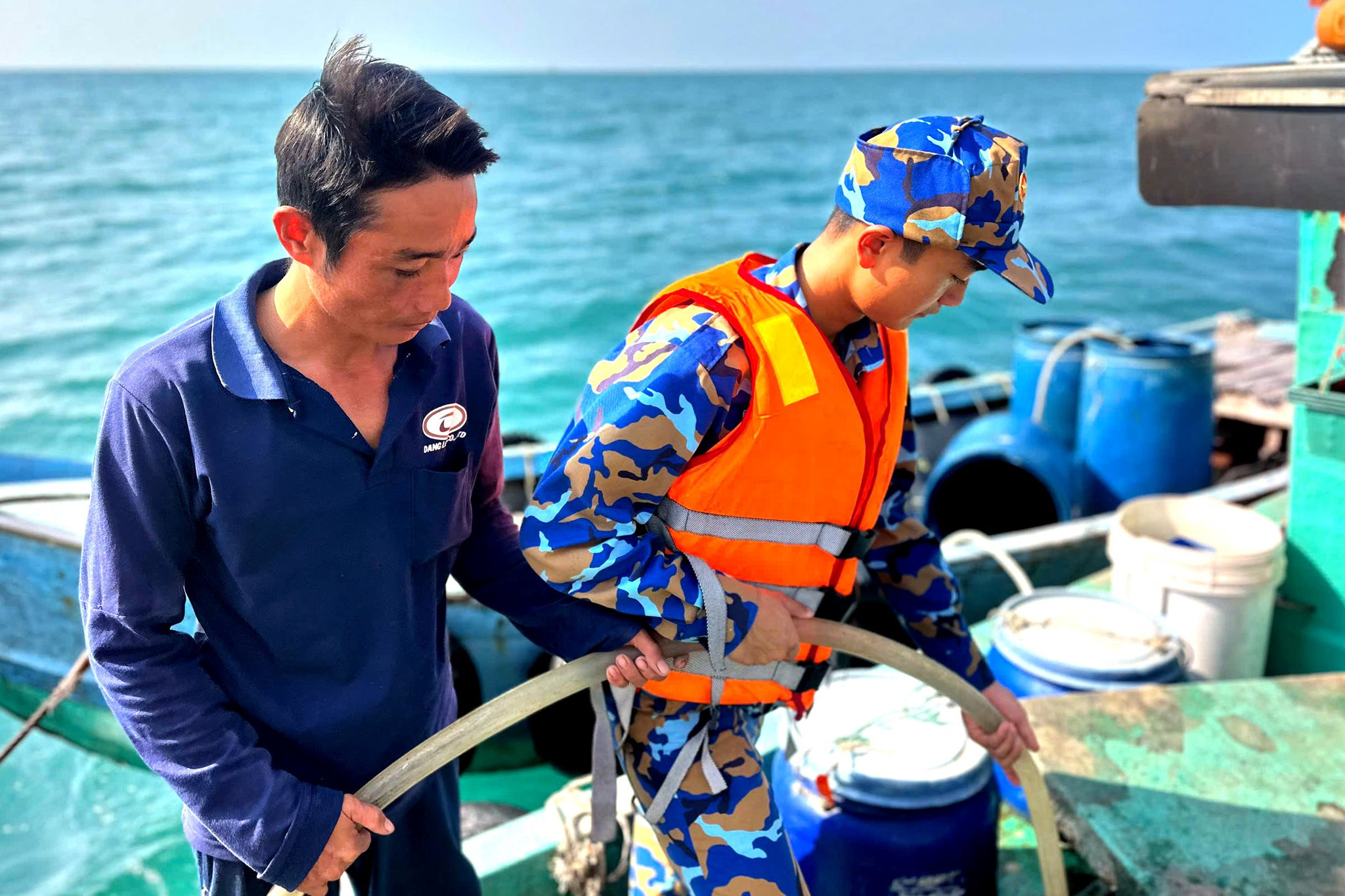 3.-ngu-dan-nuoi-ca-long-be-tai-dao-tranh-thu-tiep-nhan-nuoc-tu-bo-doi..jpg