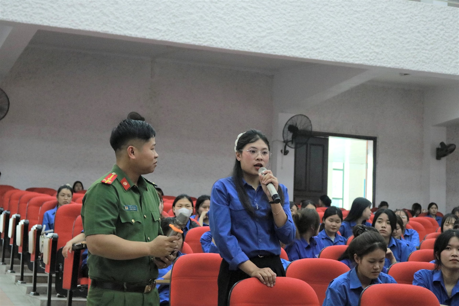tra-loi-cau-hoi.jpg