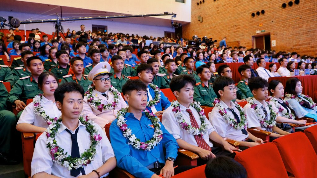6-cac-guong-mat-tre-.jpeg