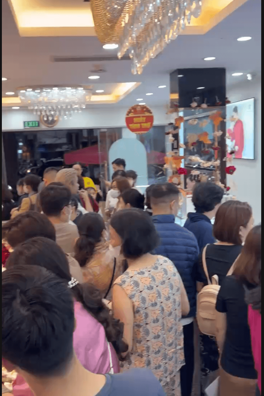 bao-tin-manh-hai-nguoi-dan-xep-hang-lay-vang2.png