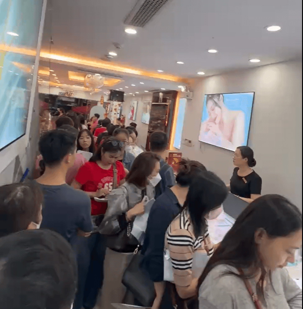 bao-tin-manh-hai-nguoi-dan-xep-hang-lay-vang3.png