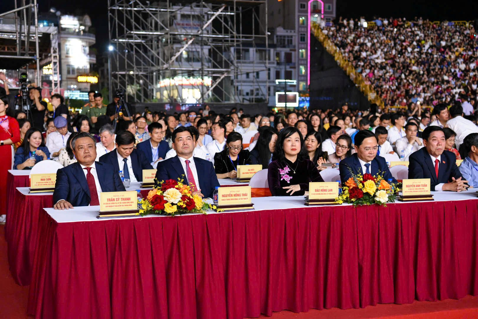 cac-dai-bieu-tham-du.jpg