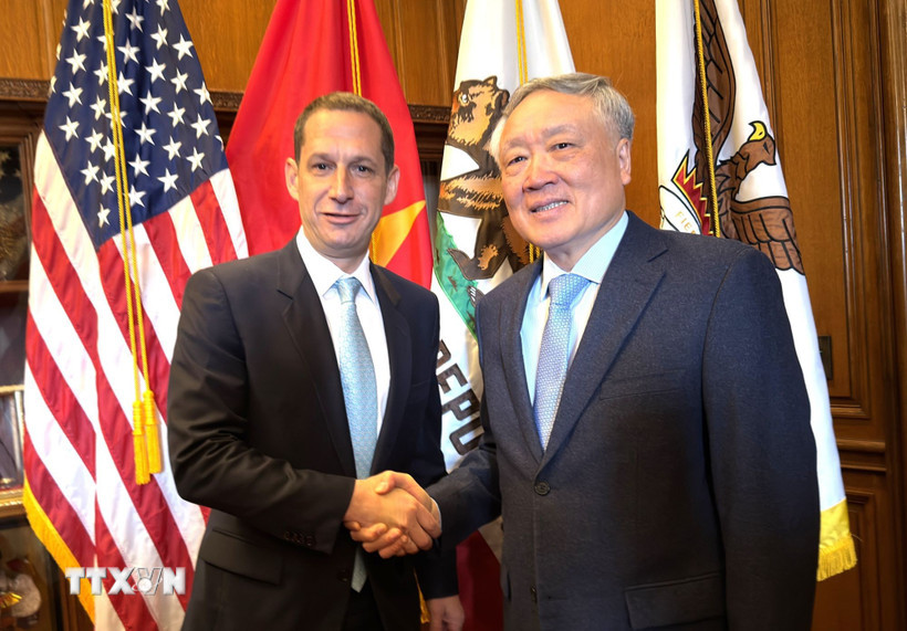 Phó Thủ tướng Thường trực Nguyễn Hòa Bình gặp Thị trưởng Thành phố San Francisco Daniel Lurie. (Ảnh: Ngọc Quang/TTXVN)