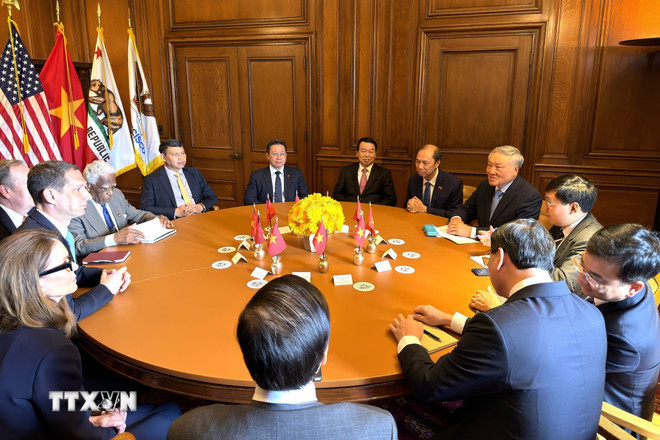 Phó Thủ tướng Thường trực Nguyễn Hòa Bình gặp Thị trưởng Thành phố San Francisco Daniel Lurie. (Ảnh: Ngọc Quang/TTXVN) ttxvn-khuyen-khich-cac-nha-dau-tu-doanh-nghiep-dinh-che-tai-chinh-cua-thanh-pho-san-francisco-dau-tu-vao-vifc-2.jpg
