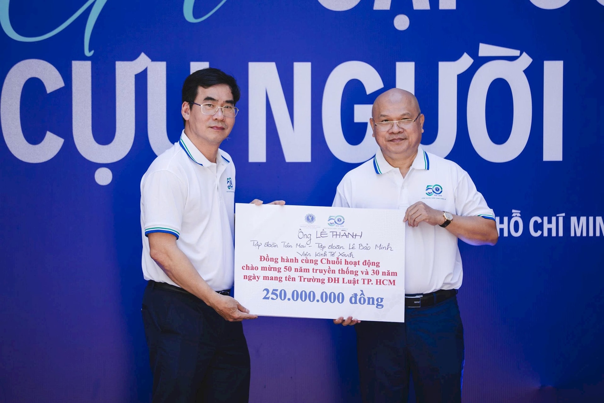 cung-quy-ho-tro-sinh-vien-ulaw-do-ong-le-thanh-chu-tich-hdqt-ctcp-tap-doan-tan-mai-thanh-vien-hdqt-tong-cong-ty-co-phan-le-.jpg