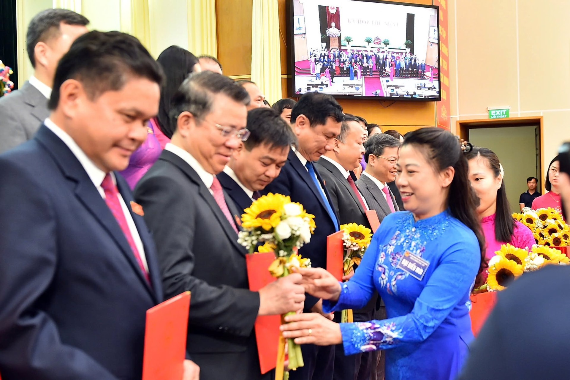 trao-quyet-dinh-2.jpg