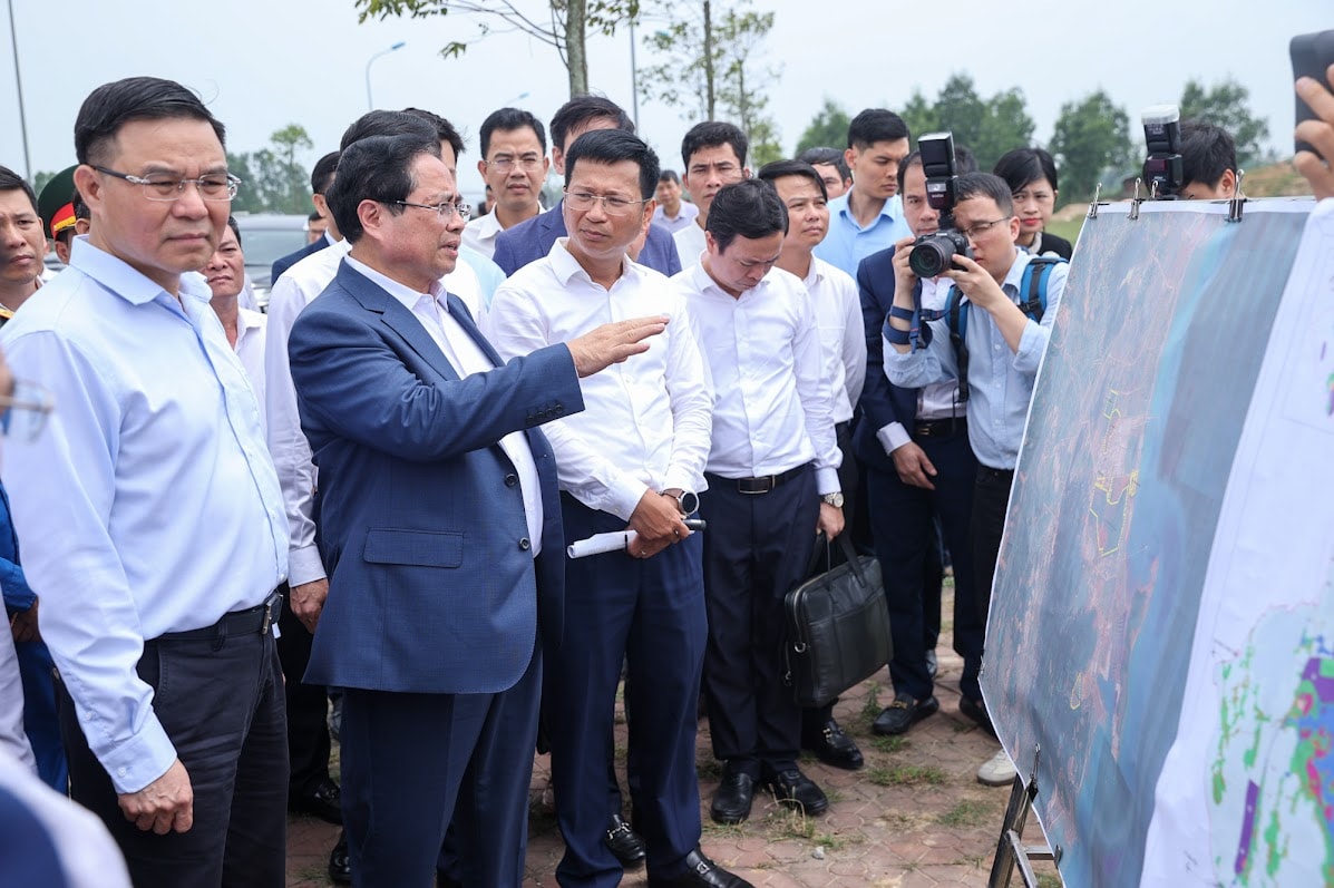 Thủ tướng làm việc tại Nhà máy Lọc hóa dầu Nghi Sơn và khảo sát địa điểm xây dựng kho dầu chiến lược- Ảnh 1.