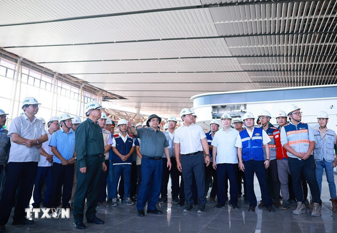 Thủ tướng Phạm Minh Chính kiểm tra thi công dự án Cảng hàng không quốc tế Long Thành (Đồng Nai). (Ảnh: Dương Giang/TTXVN) ttxvn-thu-tuong-kiem-tra-don-doc-thi-cong-du-an-cang-hang-khong-quoc-te-long-thanh-2905-7.jpg