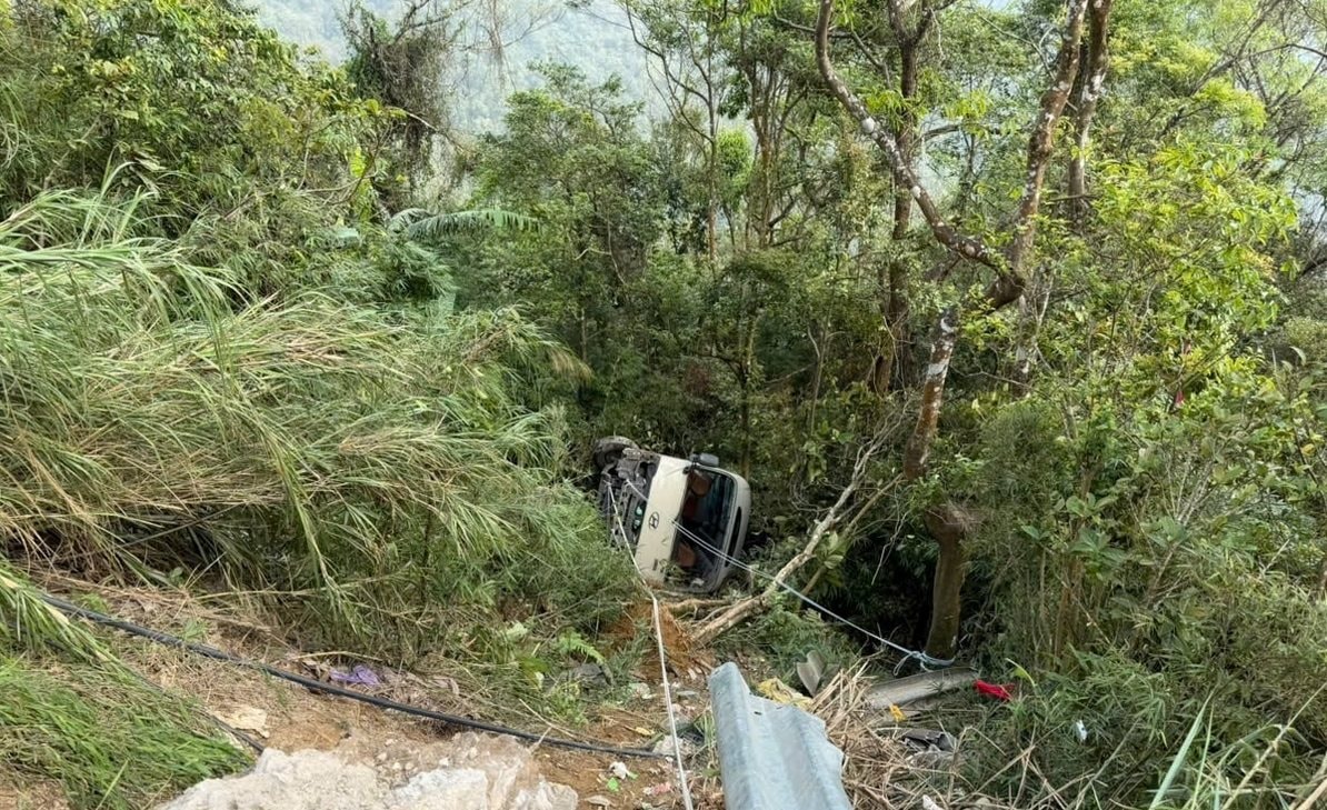 Xe ô tô 29 chỗ lao xuống vực ở Tam Đảo