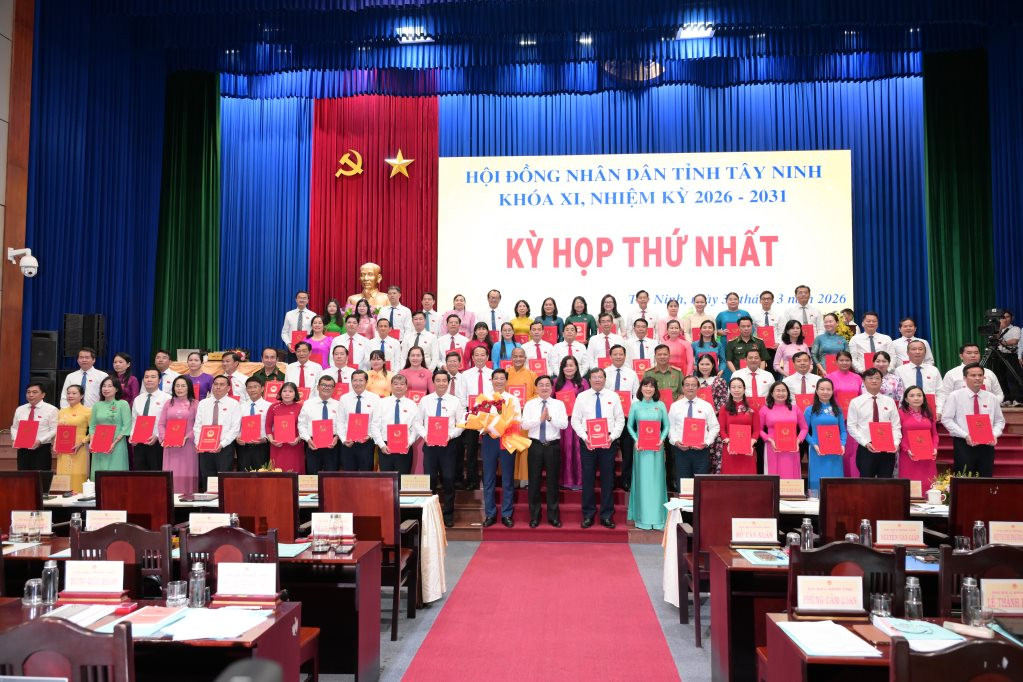 1351767_uy_vien_ban_chap_hanh_trung_uong_dang_bi_thu_tinh_uy_nguyen_van_quyet_tang_hoa_chuc_mung_cac_dai_bieu_hdnd_tinh_khoa_xi_09145430.jpg