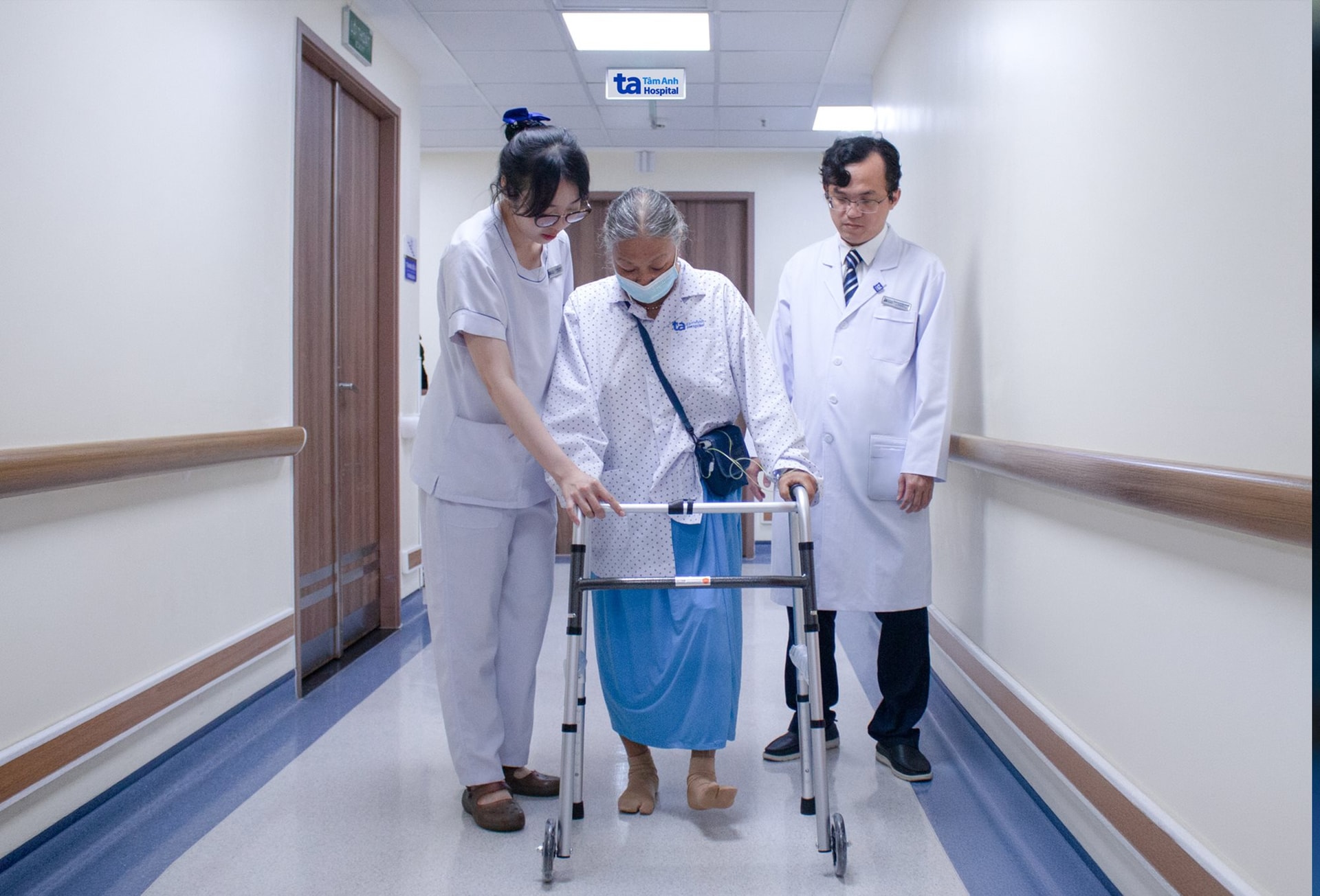 5.-ba-hong-tap-di-lai-ngay-sau-thay-khop-bang-robot-cuvis-joint.-anh_-benh-vien-da-khoa-tam-anh-tp.hcm..jpg