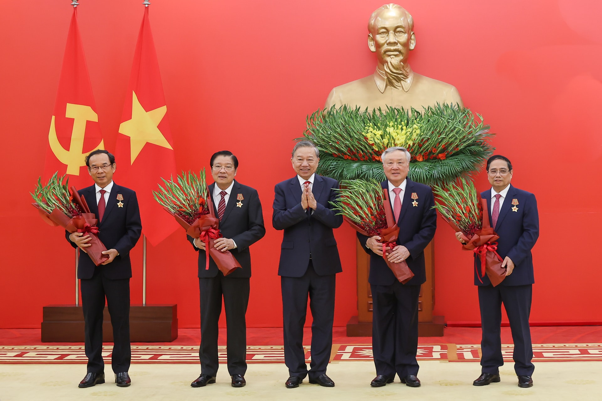 Tổng Bí thư Tô Lâm trao Huân chương Quân công hạng nhất và Huy hiệu Đảng tặng các đồng chí lãnh đạo, nguyên lãnh đạo- Ảnh 3.