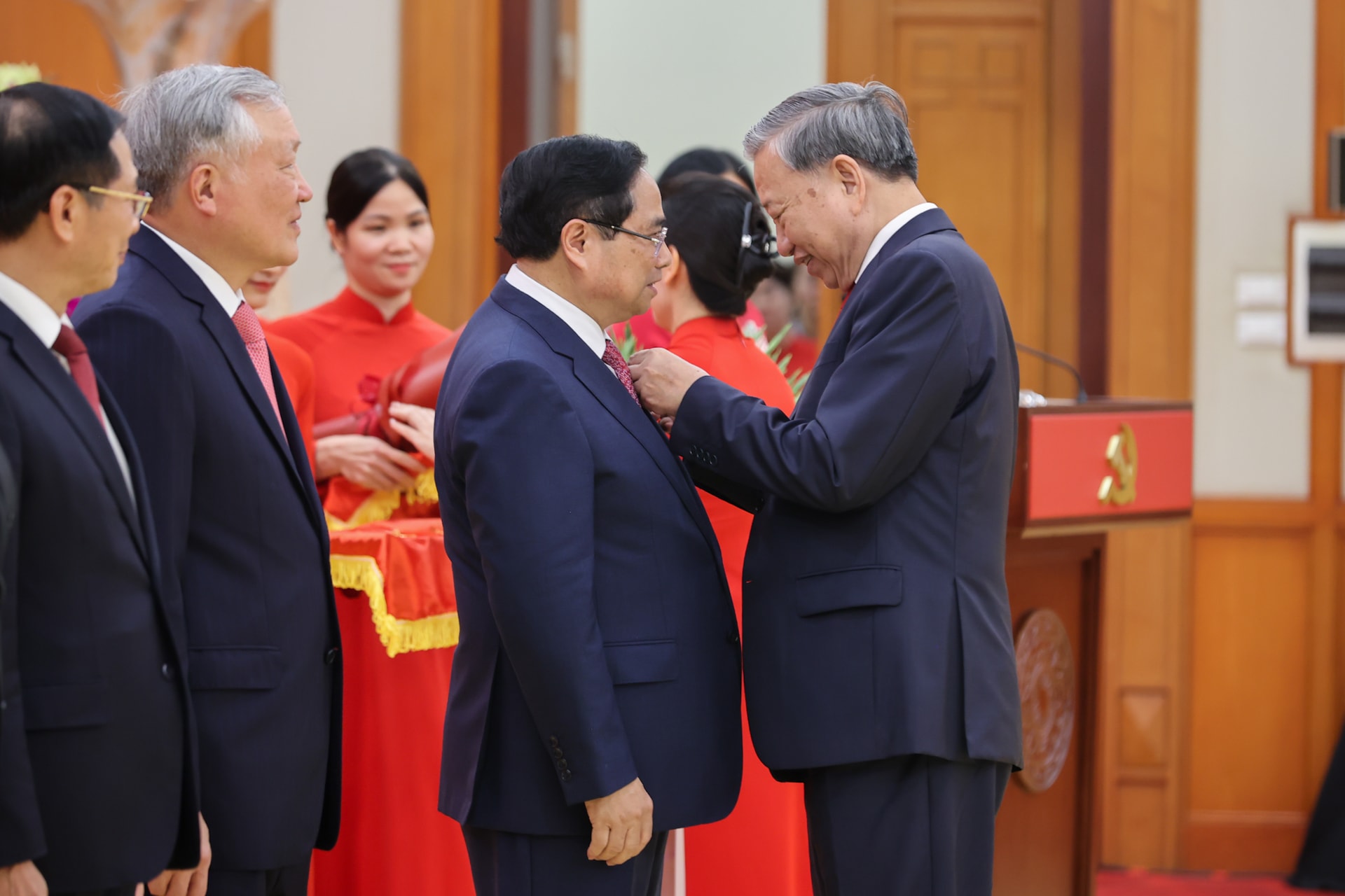 Tổng Bí thư Tô Lâm trao Huân chương Quân công hạng nhất và Huy hiệu Đảng tặng các đồng chí lãnh đạo, nguyên lãnh đạo- Ảnh 1.