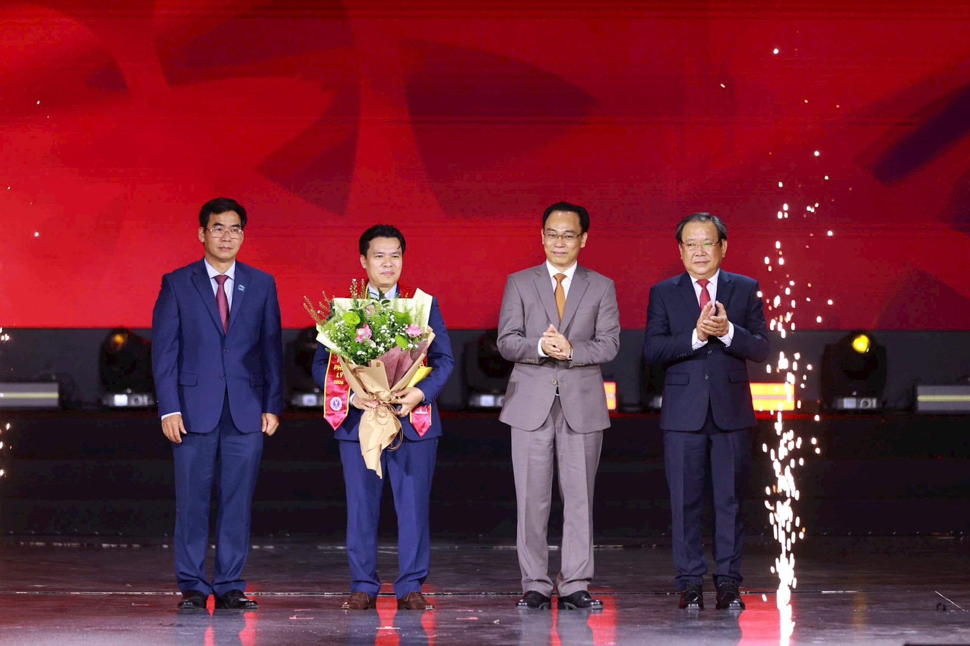 gs.ts.-do-van-dai-pho-hieu-truong-truong-dai-hoc-luat-tp.hcm-duoc-trao-giai-kien-tao-cua-giai-thuong-tinh-hoa-phap-ly-legal-elite-award-2026-.jpg-1-.jpg