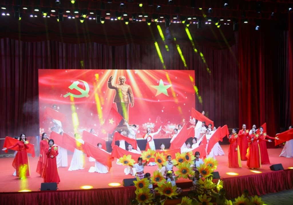 tiet-muc-to-quoc-trong-anh-mat-troi.jpeg