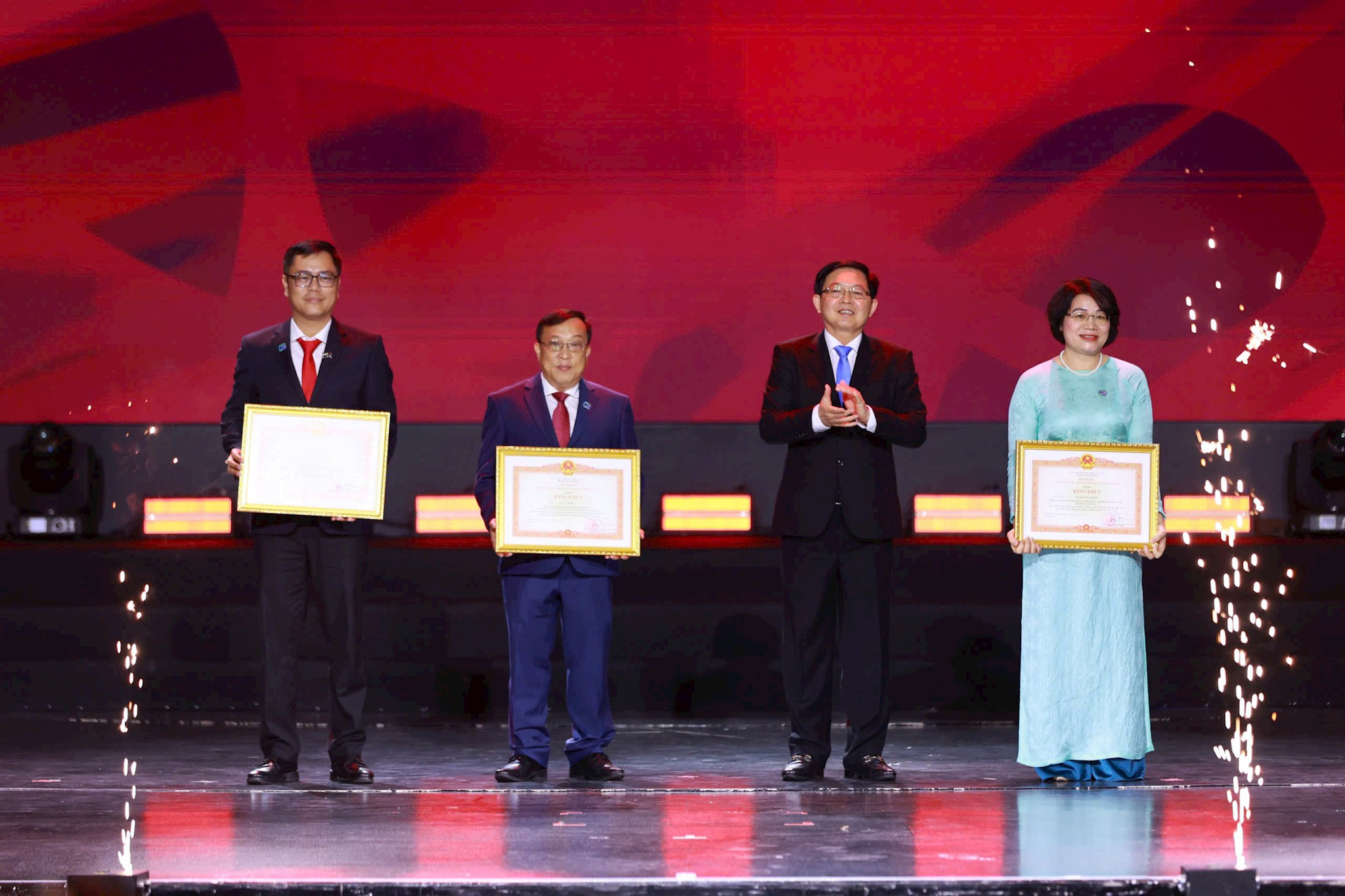 ulaw-don-nhan-bang-khen-cua-chinh-phu-tai-su-kien.jpg