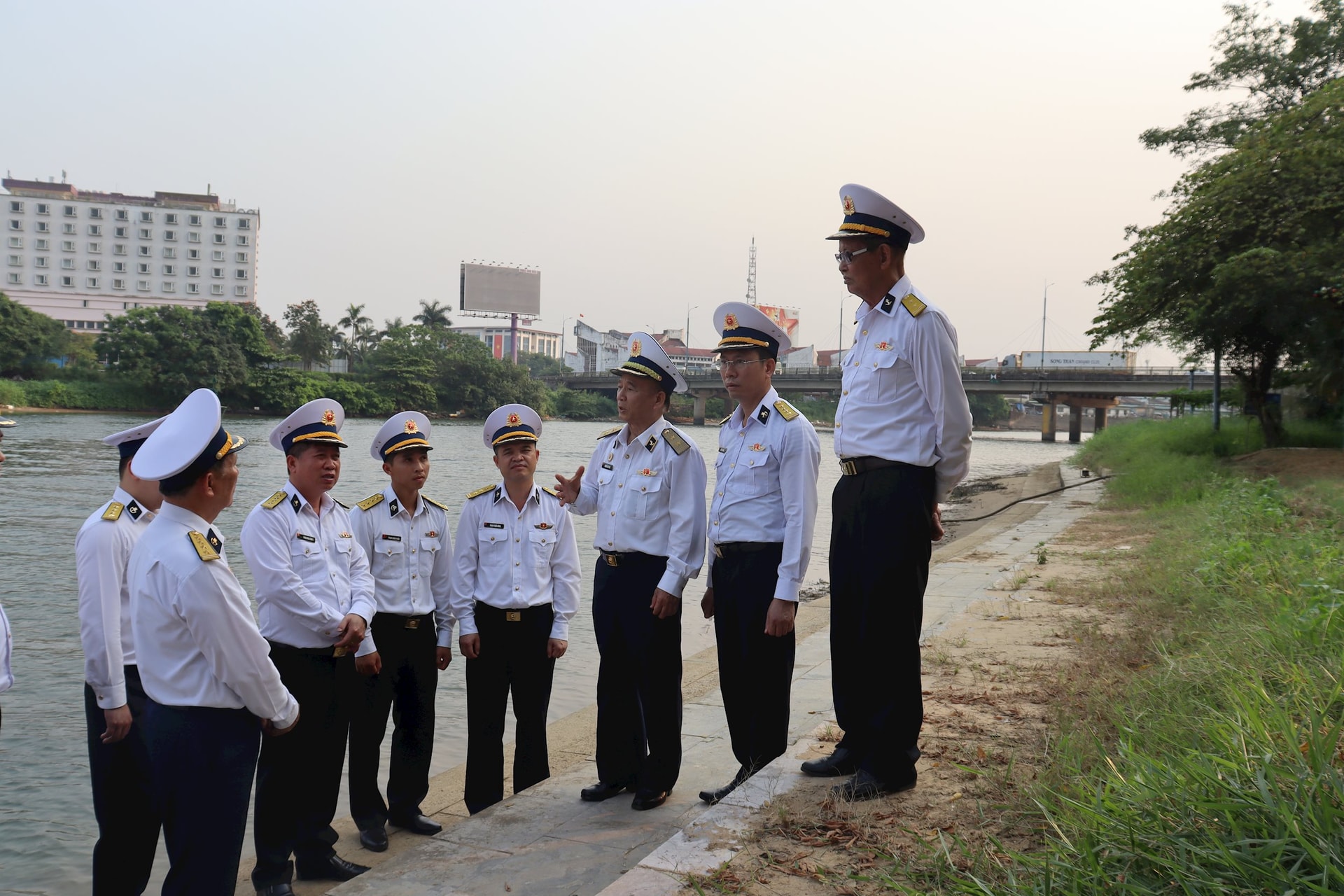 hai-quan-nguyen-doan-truong-doan-861-noi-chuyen-truyen-thong-voi-can-bo-chien-si-lu-doan-tai-chien-truong-xua-cau-dong-ha-qu(2).jpg