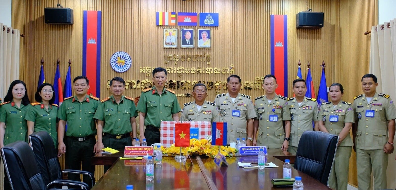 can-bo-cong-an-2-tinh-lam-dong-va-mondulkiri-chup-hinh-luu-niem-tai-buoi-tham-chuc-tet(1).jpg