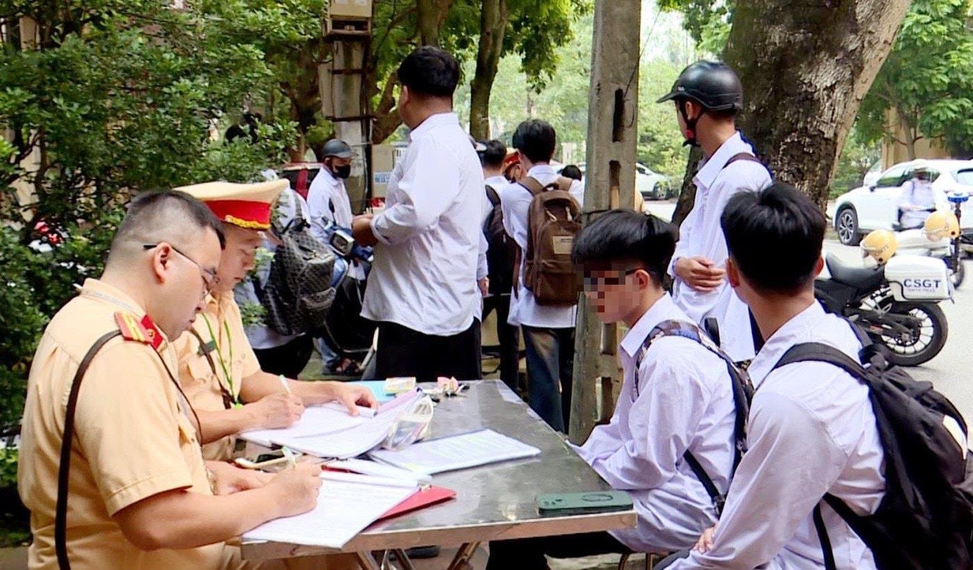 canh-sat-giao-thong-bn-lap-bien-ban-cac-hoc-sinh-vi-pham-trat-tu-atgt-1729243260(1).jpg