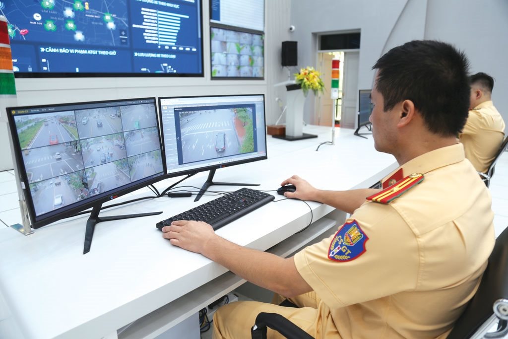 csgtbn-theo-doi-xu-ly-phuong-tien-vi-pham-giao-thong-tu-he-thong-camera-giam-sat-tai-trung-tam-thong-tin-chi-huy-cong-an-tinh-1729293600.jpg
