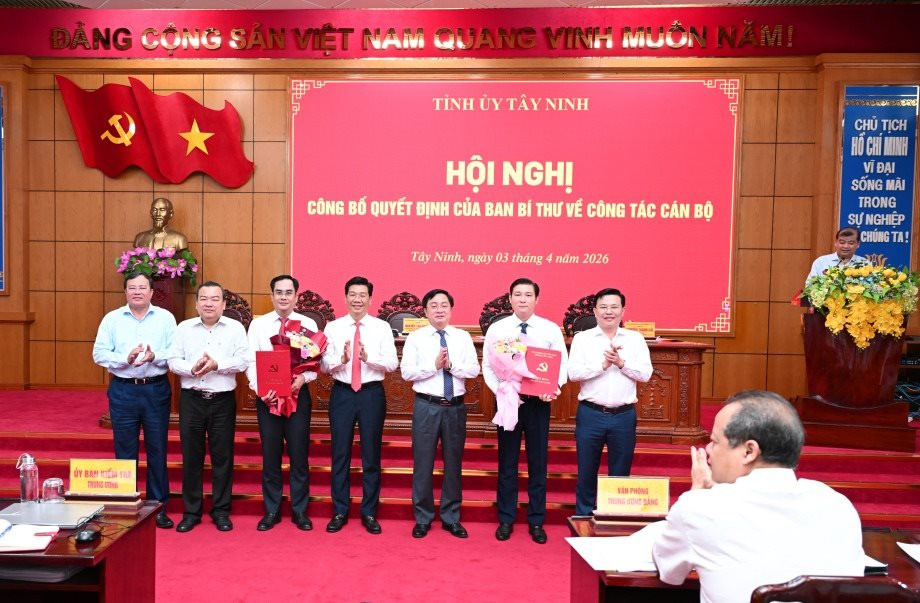 1352756_1352752_cac_dong_chi_trong_thuong_truc_tinh_uy_tang_hoa_chuc_mung_2_dong_chi_duoc_chi_dinh_tham_gia_ban_chap_hanh_dang_bo_tinh_nhiem_ky_2025_2030_0842_08522803.jpg