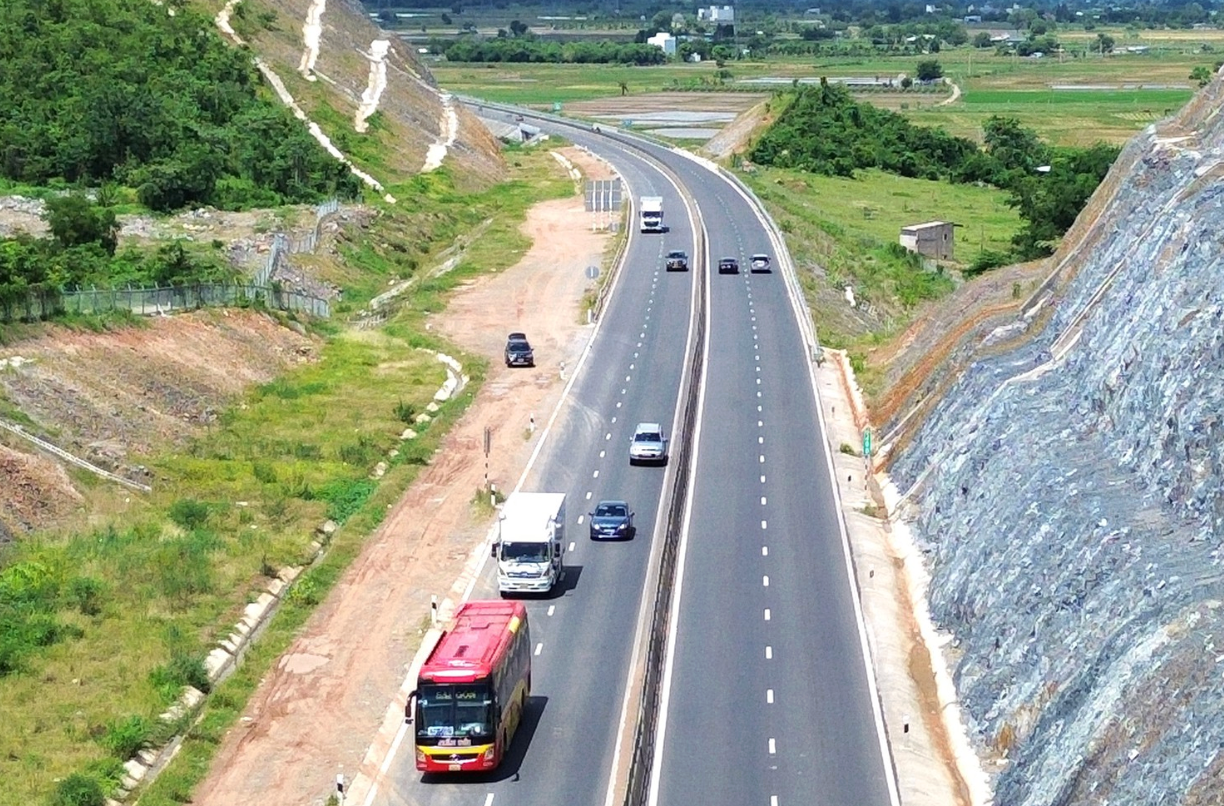 Xe tải, xe khách lớn giảm tốc xuống 80 km/h trên hai cao tốc trọng điểm