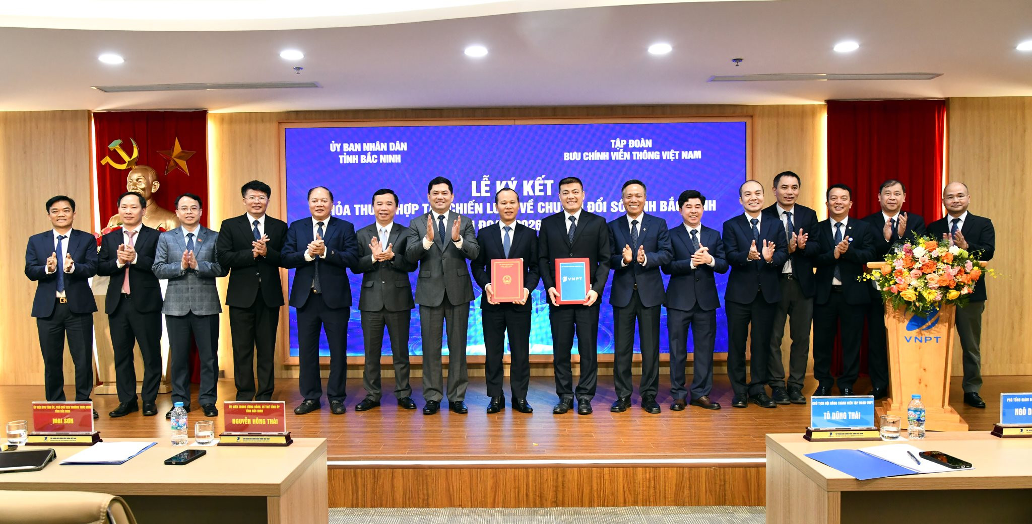 cac-dai-bieu-chuc-mung-thoa-thuan-hop-tac-giua-hai-ben-da-duoc-ky-ket.jpg