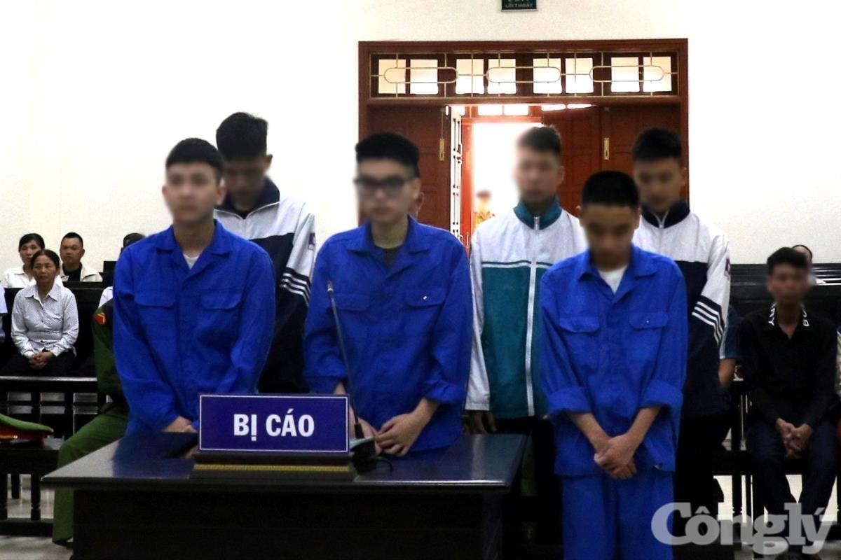 7 thanh thiếu niên mang hung khí đuổi đánh nhau trên đường