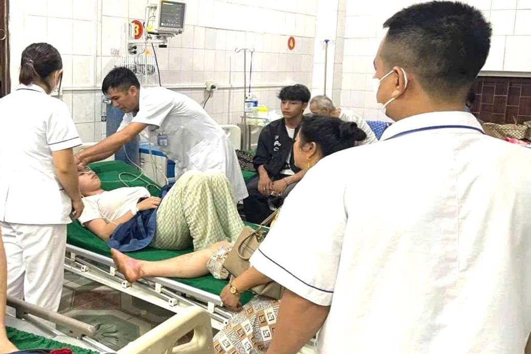 Cả gia đình nhập viện sau bữa ăn rau rừng lạ