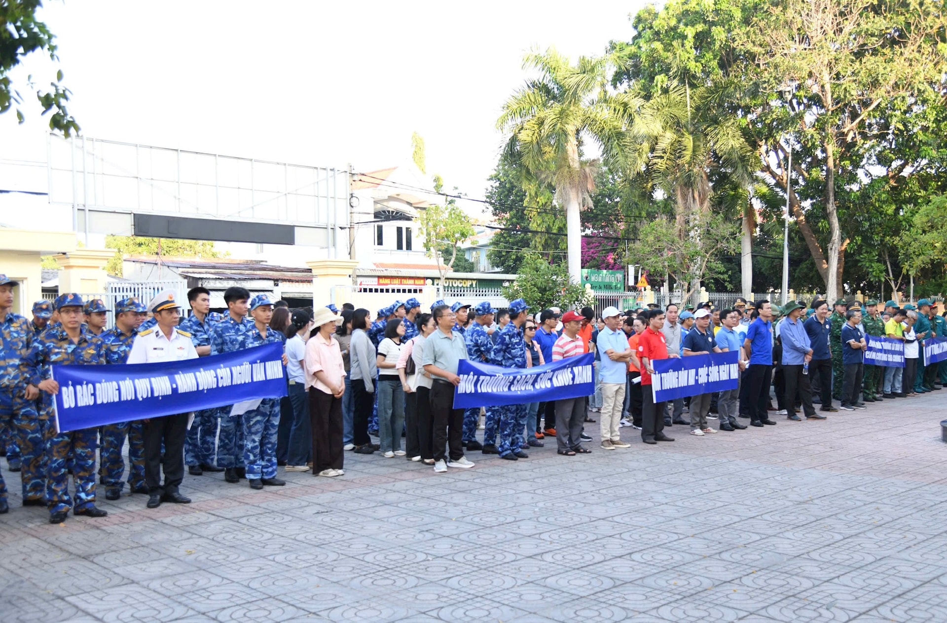 Cảnh sát biển Vùng 3 ra quân làm sạch môi trường và chỉnh trang đô thị