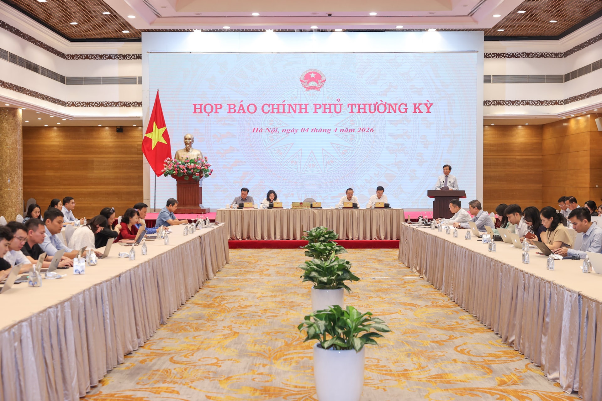 Họp báo Chính phủ thường kỳ tháng 3: KTXH quý I phát triển tích cực, nhiều ngành tăng trưởng bứt phá- Ảnh 1.