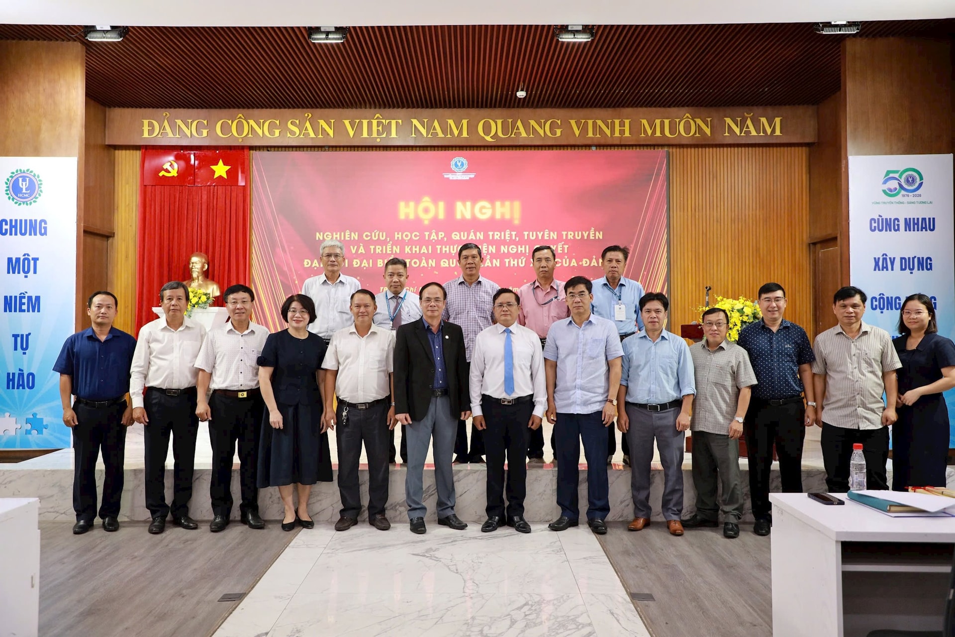 cap-uy-cac-chi-bo-va-dai-bieu-chup-anh-luu-niem.jpg
