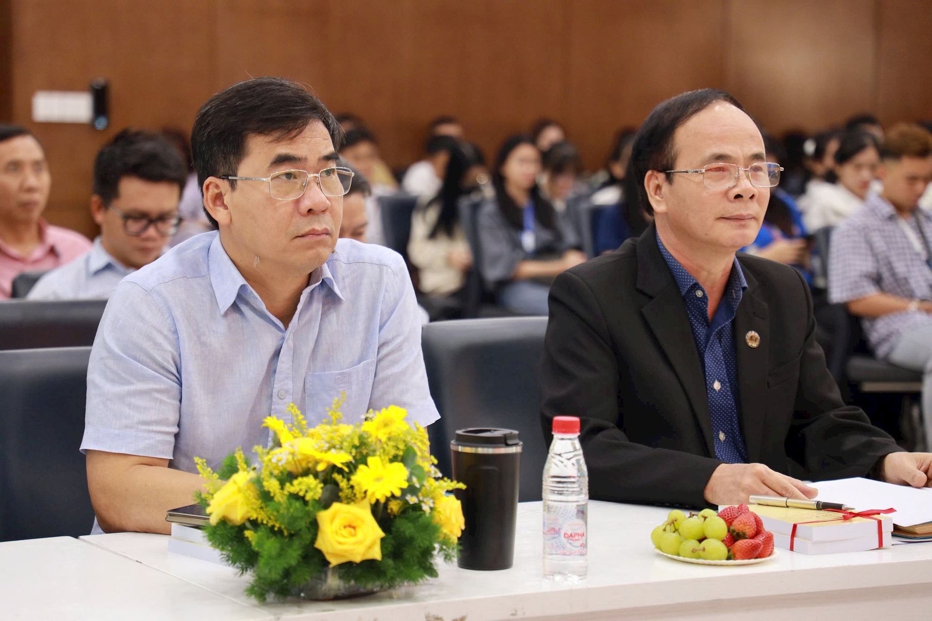 lanh-dao-truong-tham-du-hoi-nghi.jpg