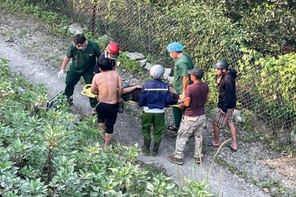 Xe máy va chạm đầu kéo, 2 người thương vong