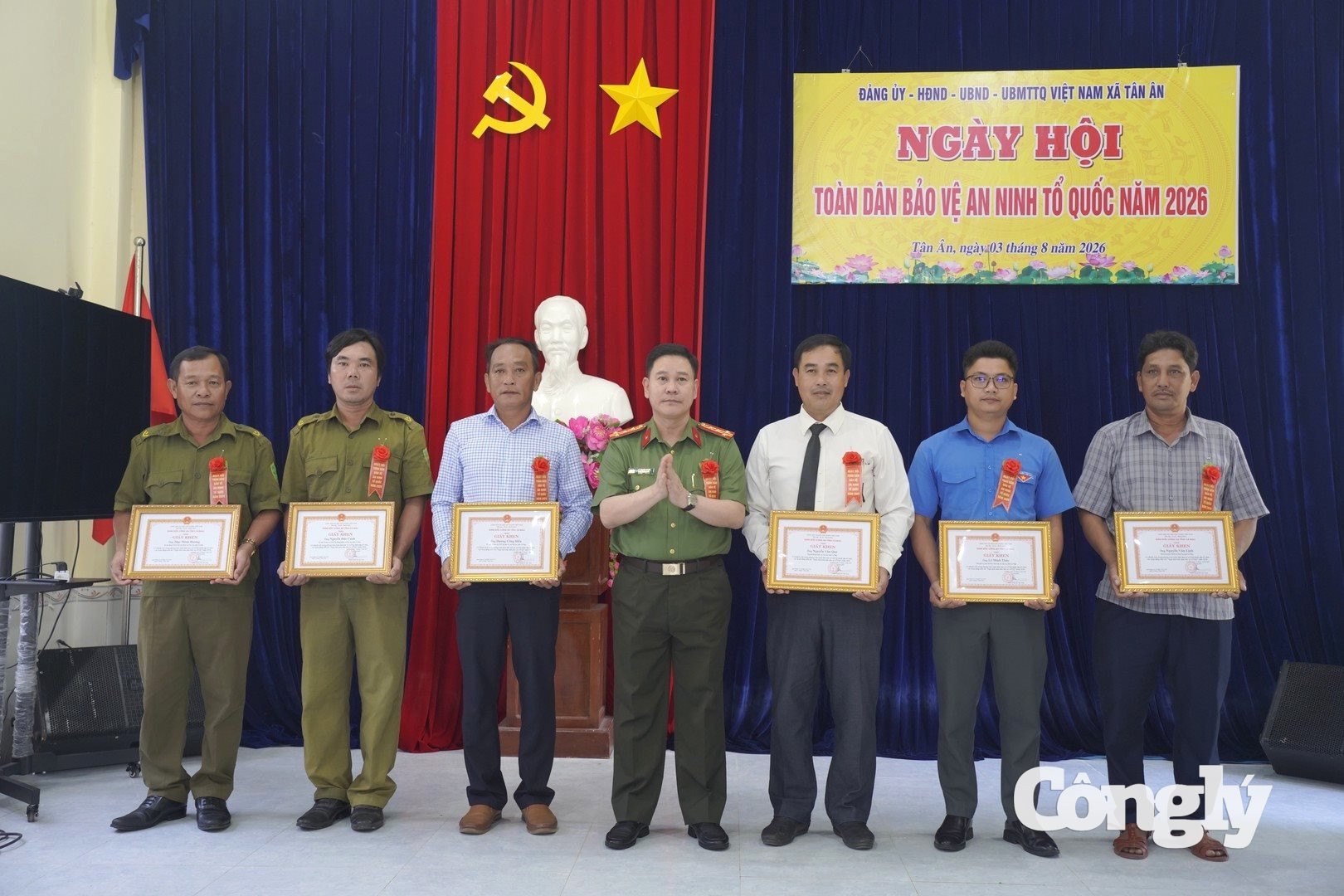 Đại tá Lê Mạnh Hùng, Phó Giám đốc Công an tỉnh tặng Giấy khen cho các cá nhân có thành tích xuất sắc trong phong trào toàn dân bảo vệ an ninh Tổ quốc