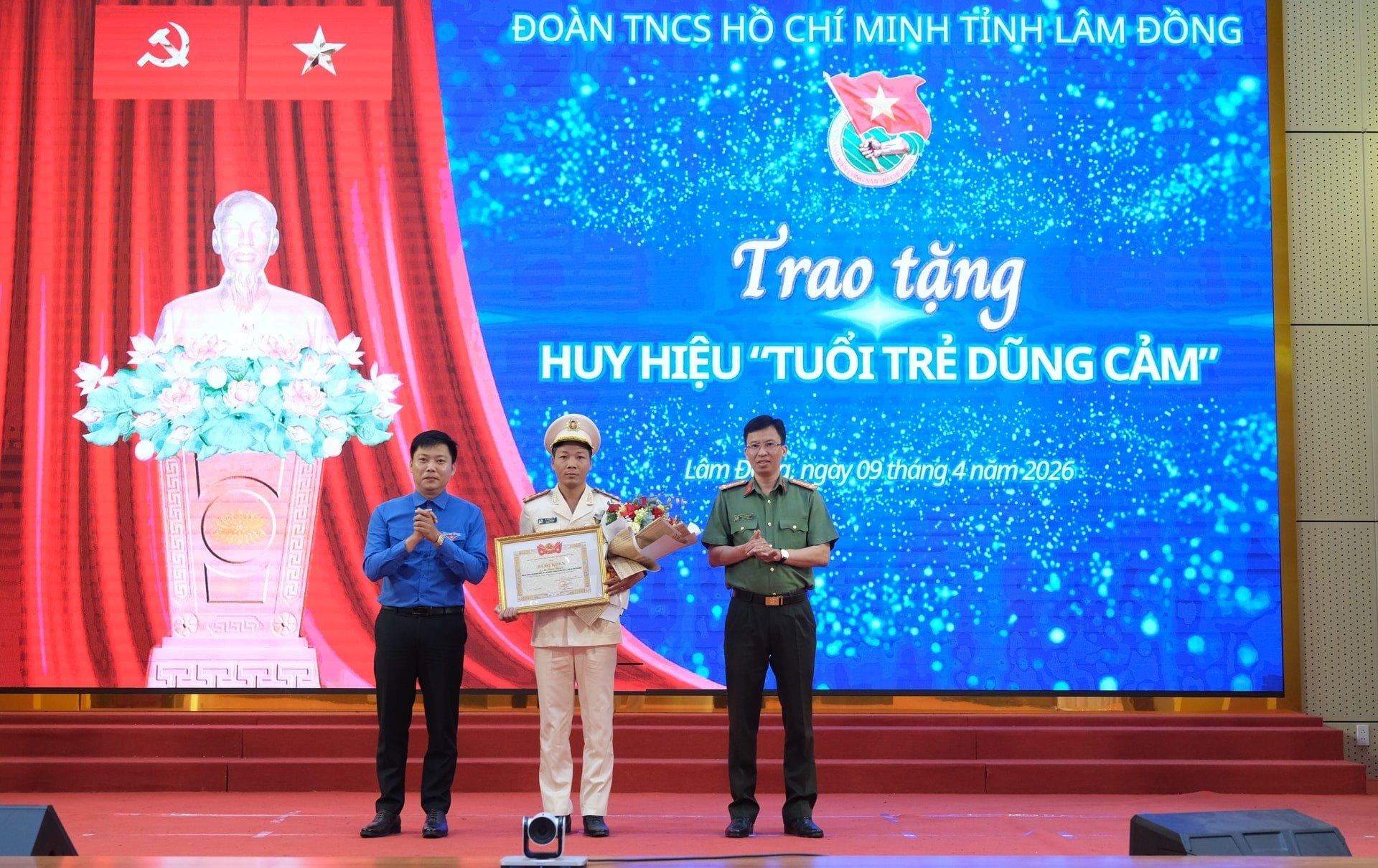1-dai-dien-lanh-dao-cong-an-lam-dong-va-tinh-doan-lam-dong-trao-huy-hieu-_tuoi-tre-dung-cam_-va-bang-khen-cua-trung-uong-doan-cho-dai-uy-le-dinh-thanh.jpg