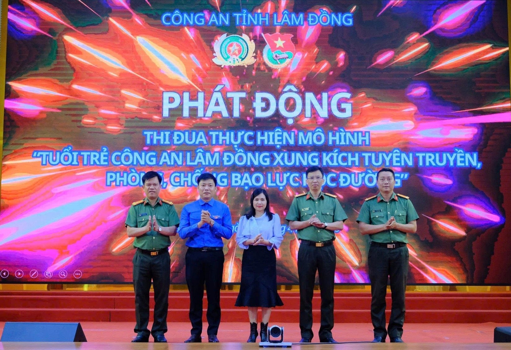 2-cong-an-lam-dong-tinh-doan-lam-dong-va-so-giao-duc-va-dao-tao-lam-dong-phoi-hop-phat-dong-phong-trao-thi-dua-_tuoi-tre-cong-an-lam-dong-xung-kich-tuyen-truyen-phong-chong-bao-l.jpg
