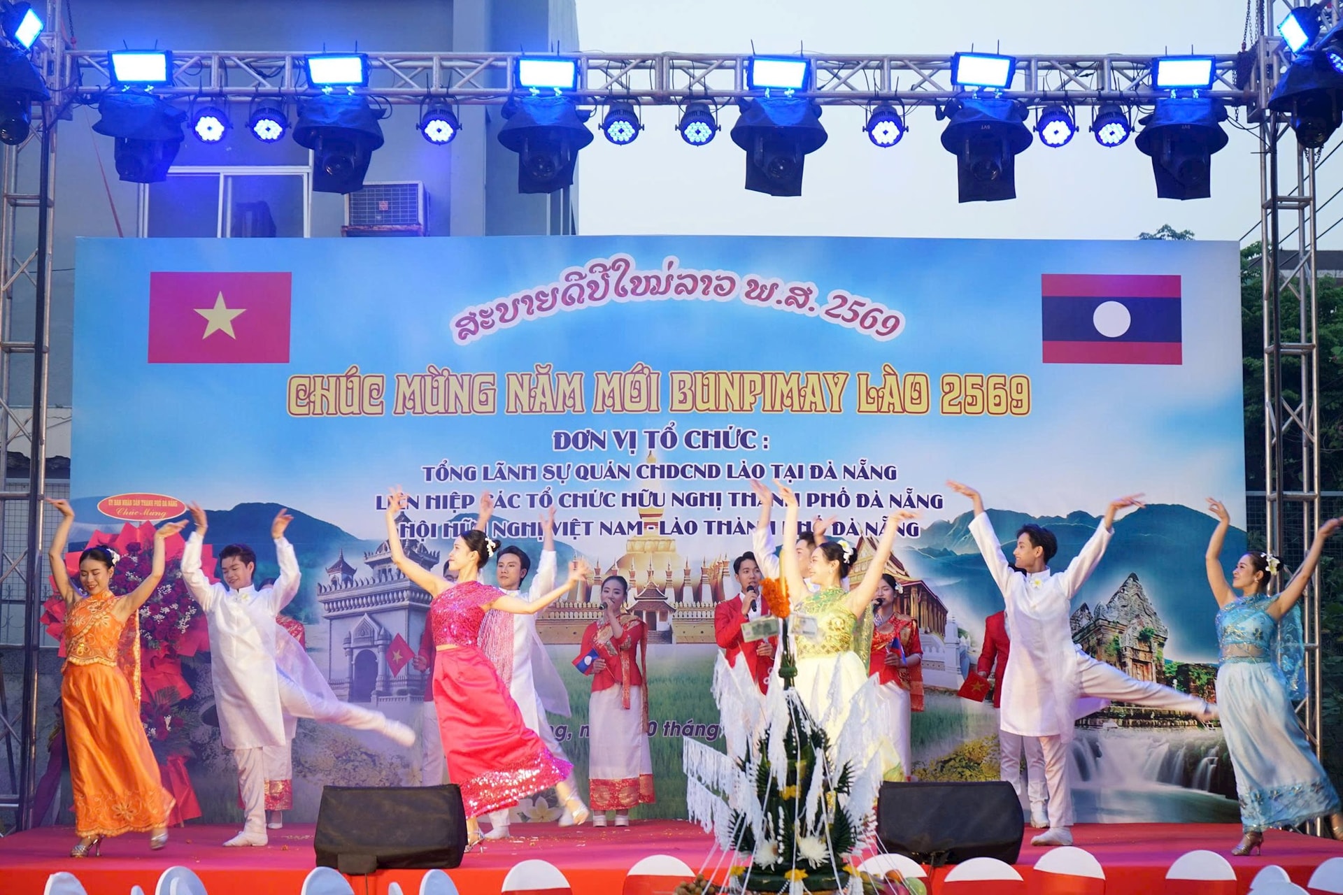 10-4-tet-lao10.jpg