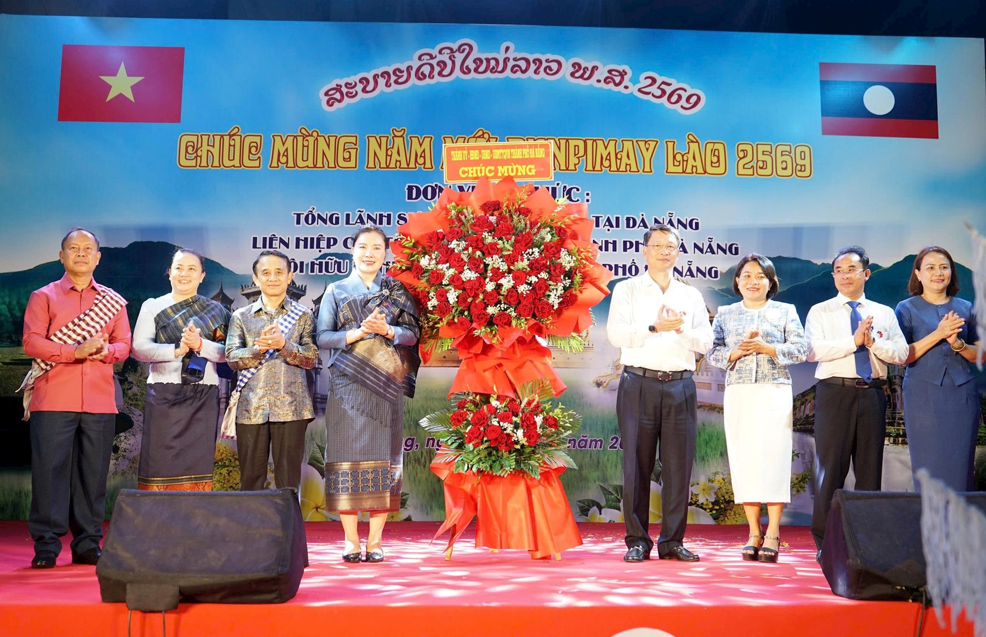 10-4-tet-lao12.jpg
