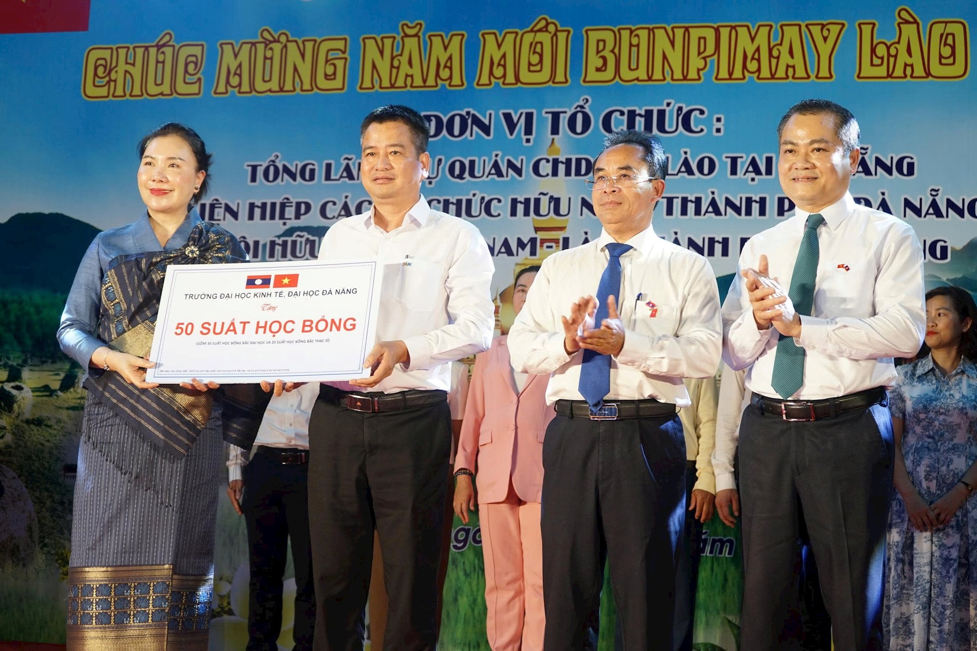 10-4-tet-lao13.jpg