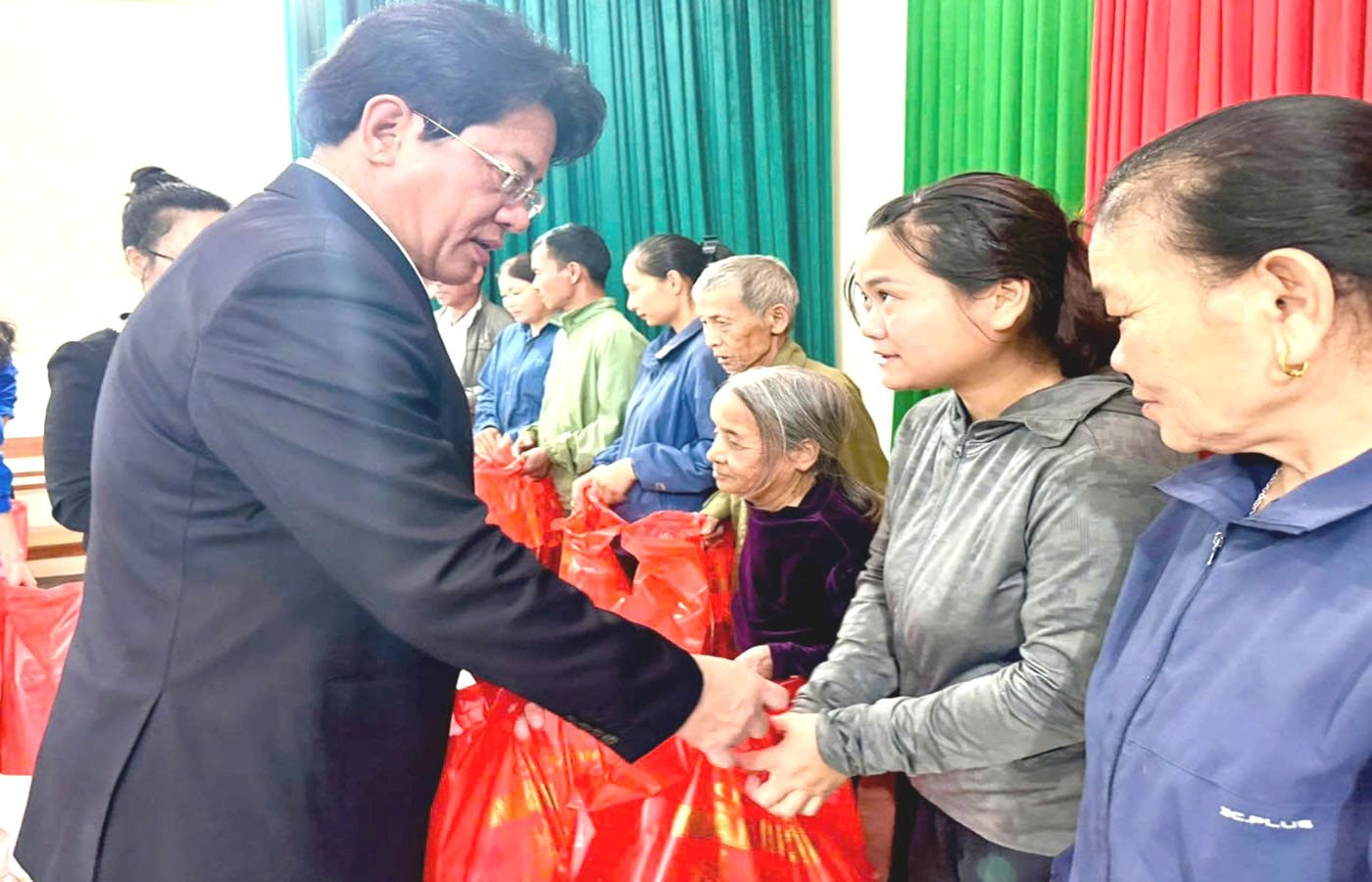 ong-tran-anh-sang-chanh-toa-an-nhan-dan-khu-vuc-7-trao-qua-cho-ho-ngheo.jpg