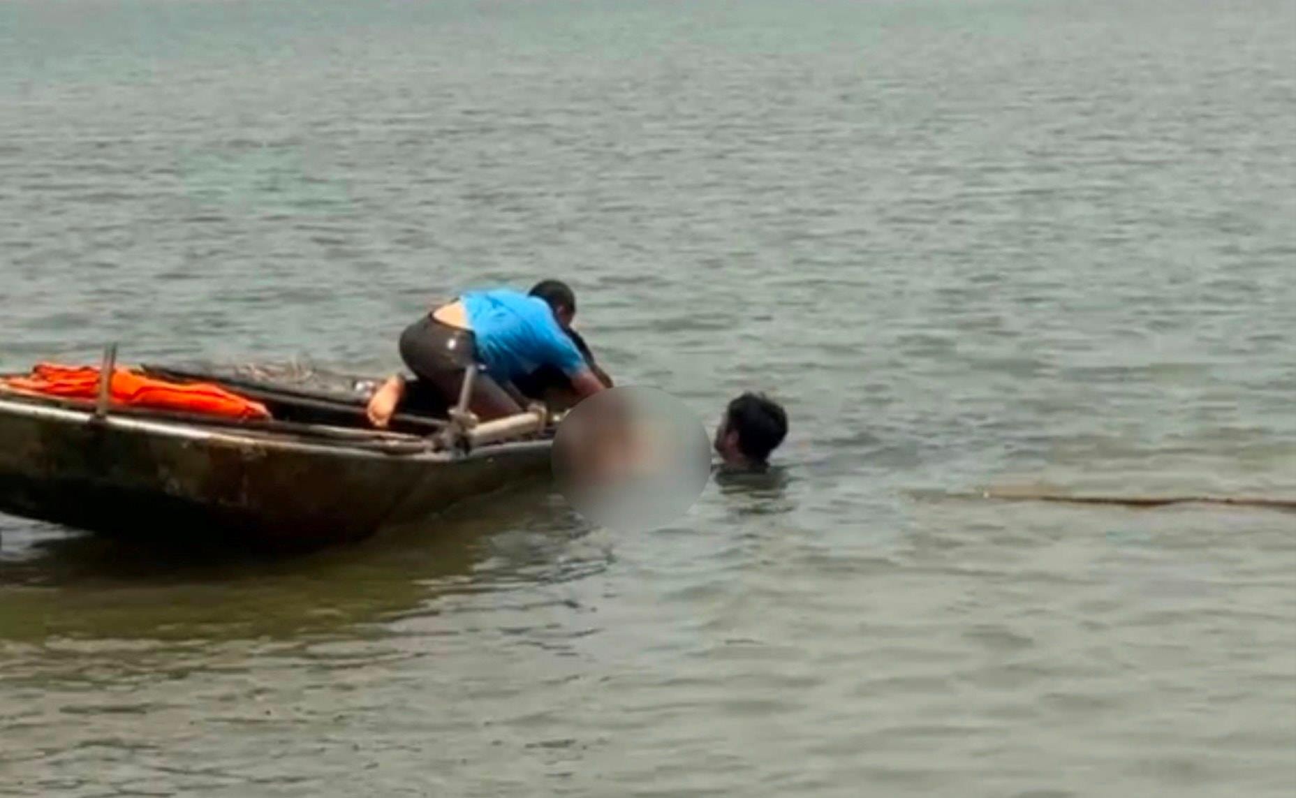 Tìm thấy thi thể nam sinh dưới đầm tôm