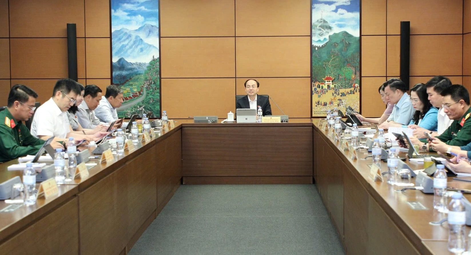 toan-canh-thao-luan-tai-to.jpg