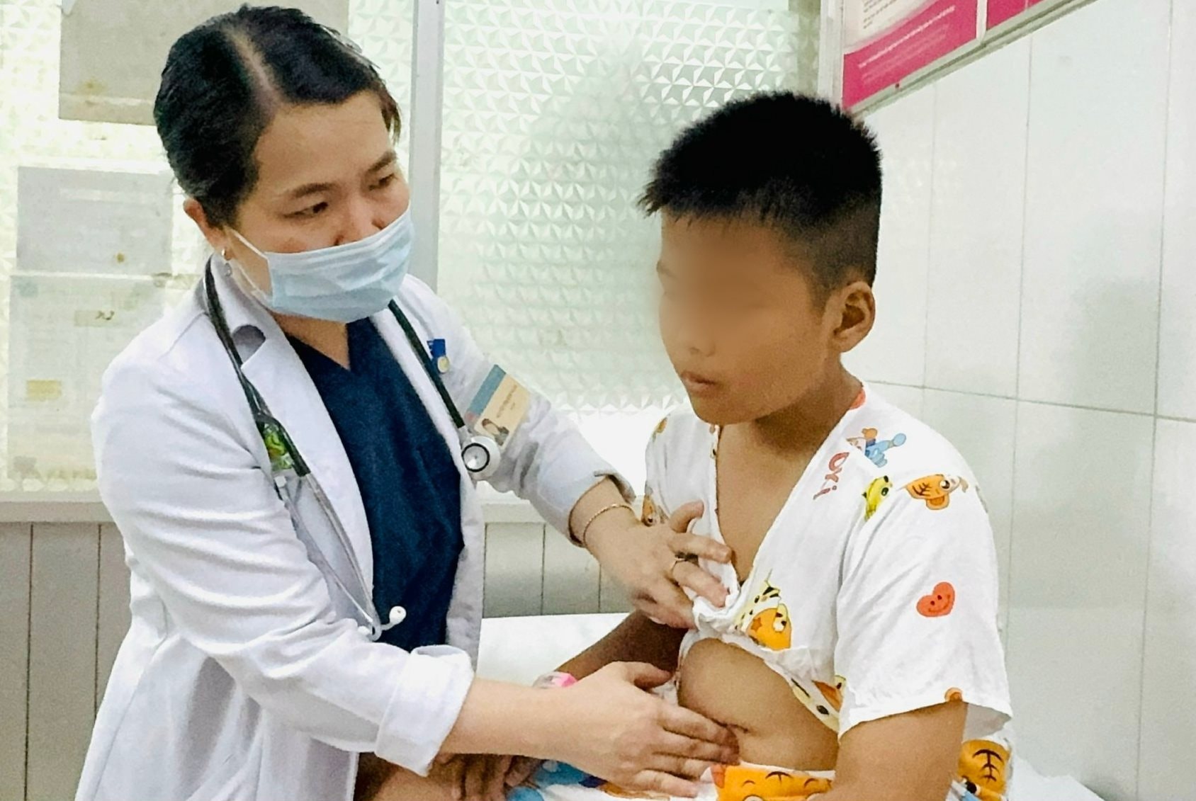 Số ca nghi ngộ độc ở Trường Tiểu học Bình Quới Tây tăng cao