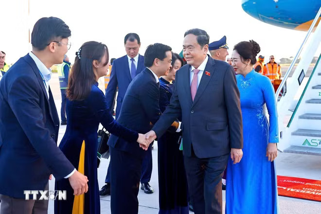 Lễ đón Chủ tịch Quốc hội Trần Thanh Mẫn và Phu nhân tại sân bay Ciampino, thành phố Rome, Cộng hòa Italy. (Ảnh: Doãn Tấn/TTXVN) ttxvn-chu-tich-quoc-hoi-tran-thanh-man-bat-dau-tham-chinh-thuc-cong-hoa-italy-8694955-3.jpg